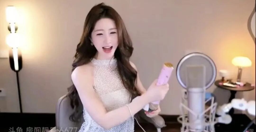 前某鱼娱乐区一姐回归仍是顶流,大哥约其线下唱歌被拒绝后,大哥直言:两个华子都不愿意?还不如去商K!