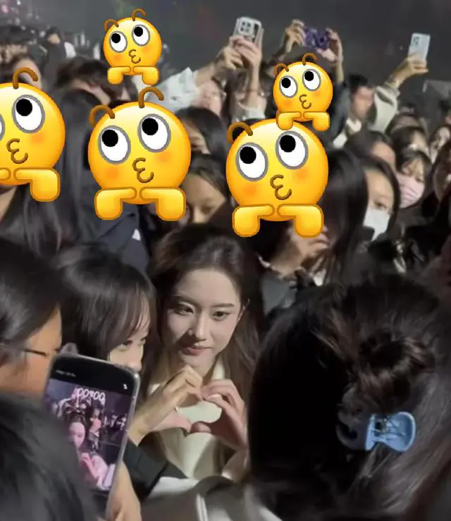 刘亦菲影子?女大学生颜值引发围观热潮
