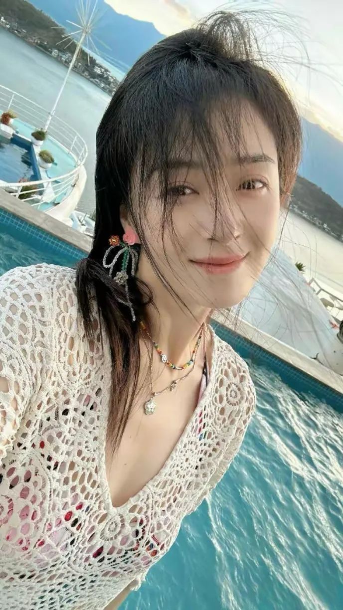 41岁蒋欣身材逆袭,泳装照惊艳网友