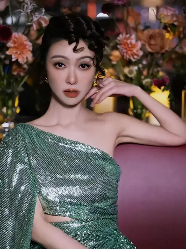 薛凯琪43岁依旧年轻,红色吊带背心展风采