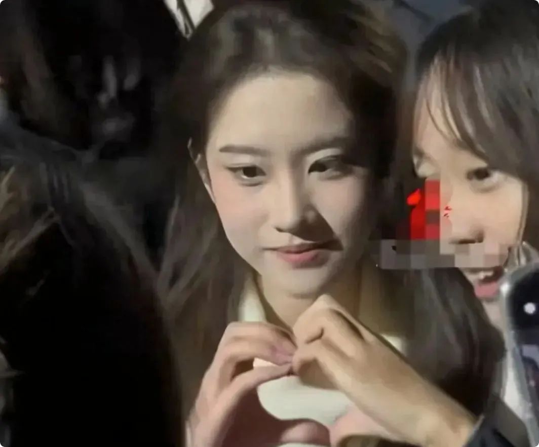 刘亦菲影子?女大学生颜值引发围观热潮