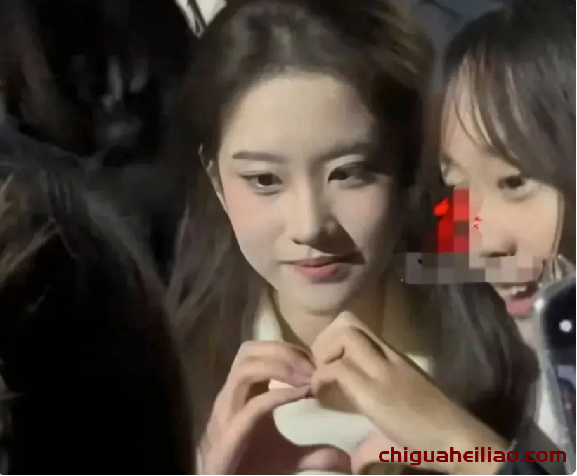 刘亦菲影子?女大学生颜值引发围观热潮