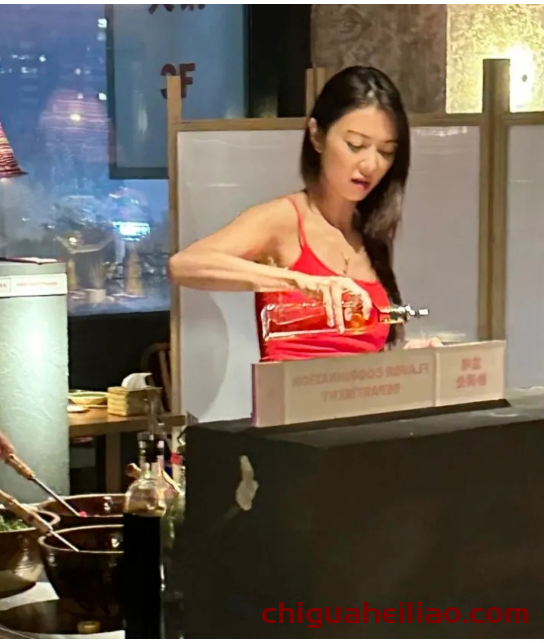 薛凯琪43岁依旧年轻,红色吊带背心展风采