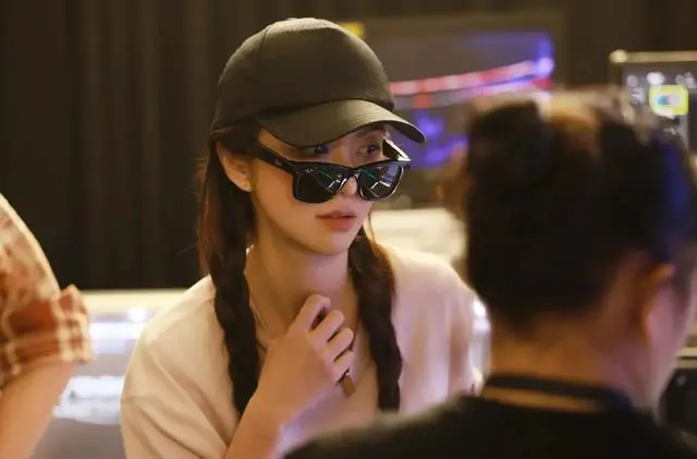 薛凯琪43岁依旧年轻,红色吊带背心展风采