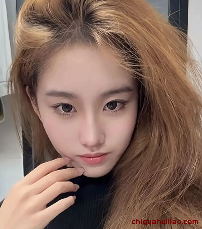 刘亦菲影子?女大学生颜值引发围观热潮