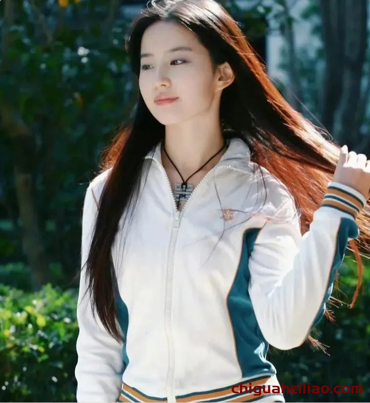 刘亦菲影子?女大学生颜值引发围观热潮