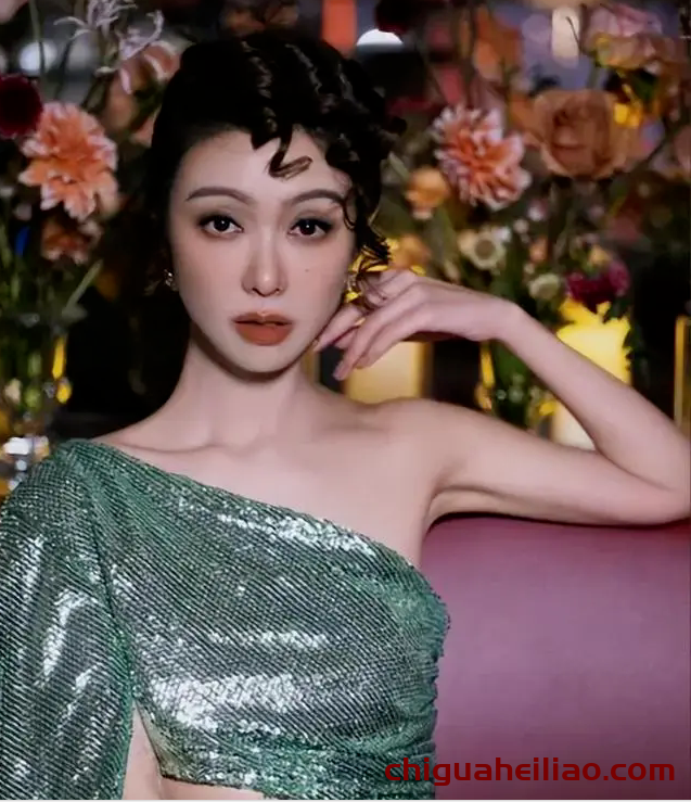 薛凯琪43岁依旧年轻,红色吊带背心展风采