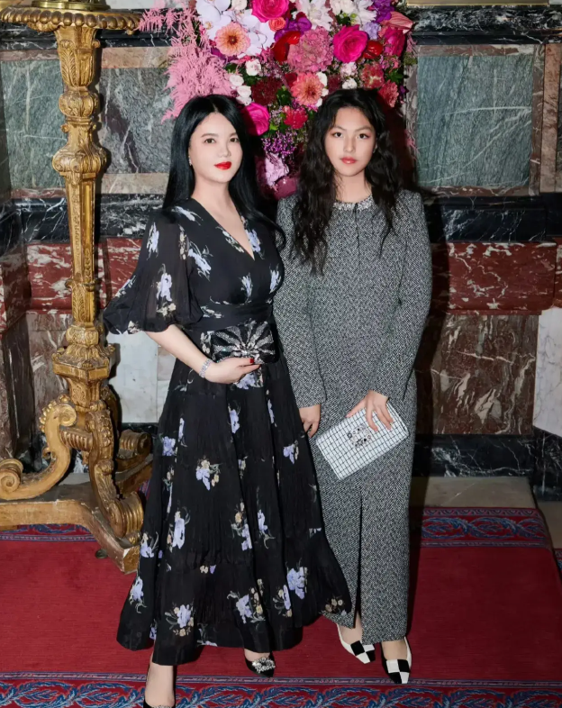 李湘近况曝光,西装搭配吊带展现年轻魅力