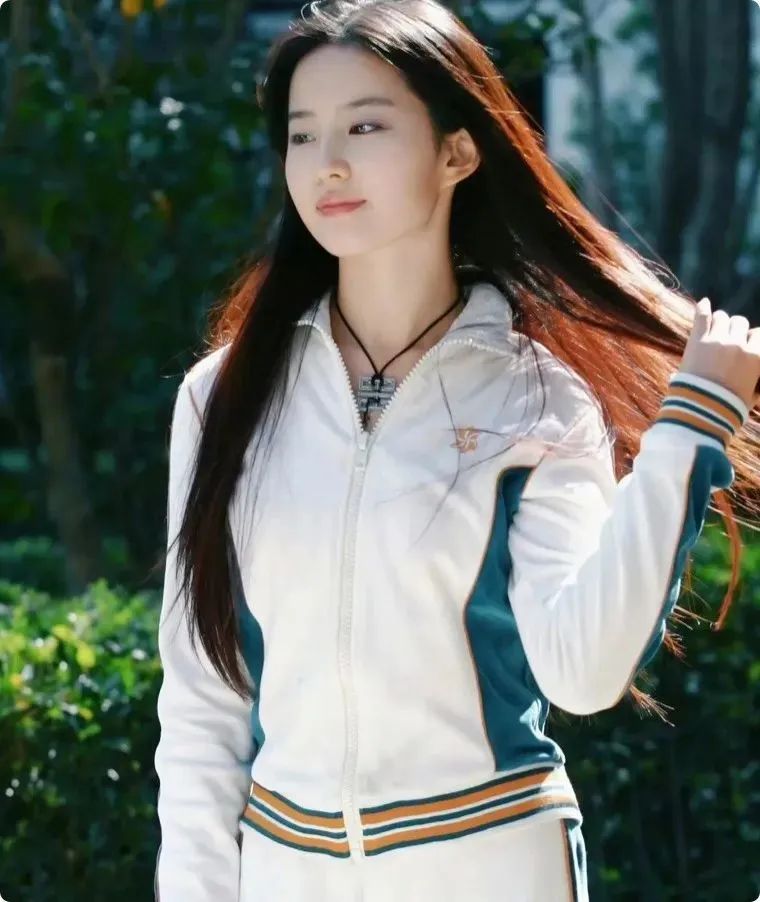 刘亦菲影子?女大学生颜值引发围观热潮