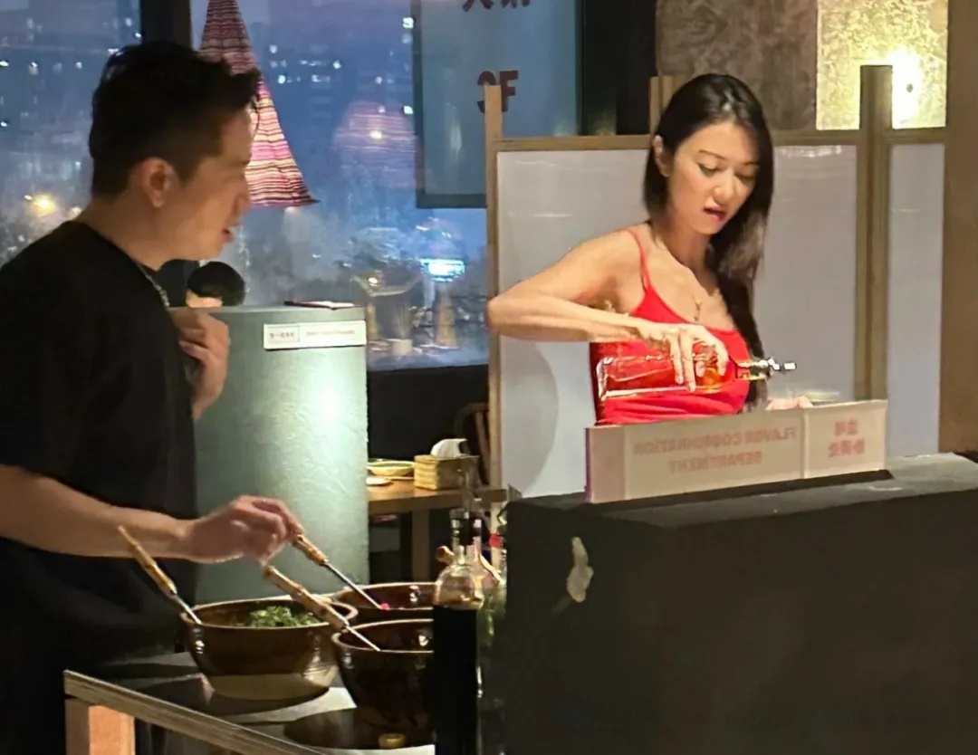 薛凯琪43岁依旧年轻,红色吊带背心展风采