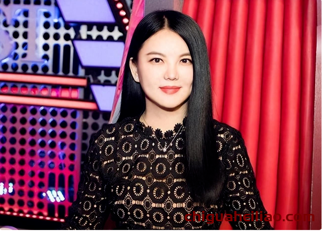 李湘近况曝光,西装搭配吊带展现年轻魅力